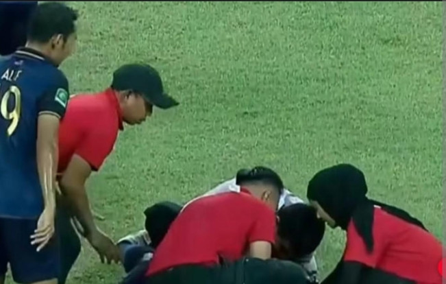 Pemain Persikad Bil Aqhsan saat mendapatkan perawatan medis di lapangan usai kolaps dan kejang. [Instagram]